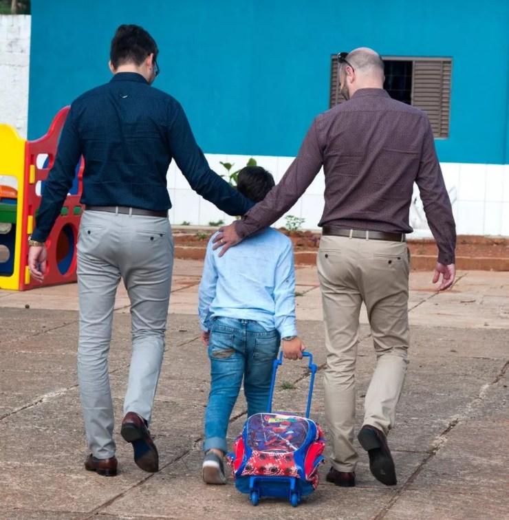 O casal Kairon Oliveira da Silva e Silvio Romero Fagundes e o filho Enzo, de 8 anos — Foto: TJ-GO/Divulgação