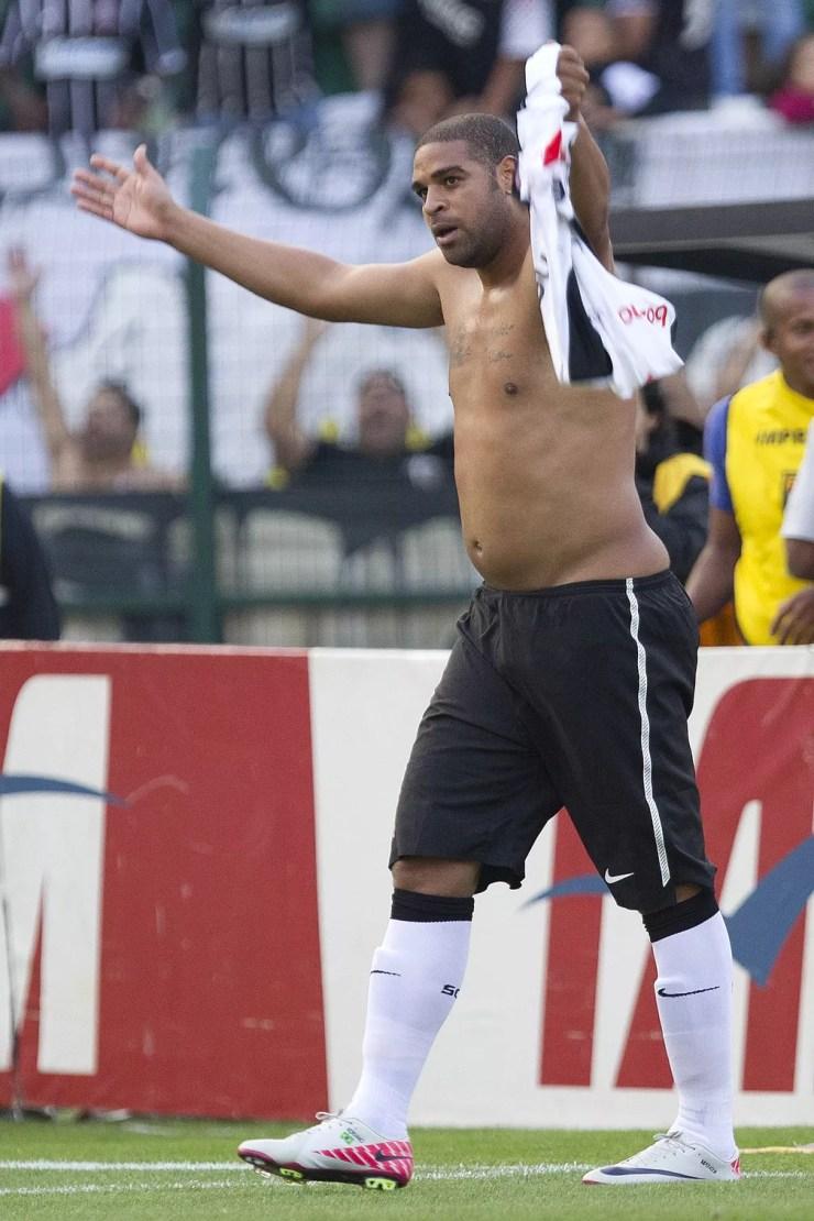 Adriano festeja gol do Corinthians sobre o Atlético-MG — Foto: Daniel Augusto Jr/Ag.Corinthians