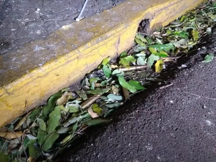 Munições ficaram espalhadas em ruas de Araçatuba (SP) após ataque — Foto: Márcio Zeni/TV TEM