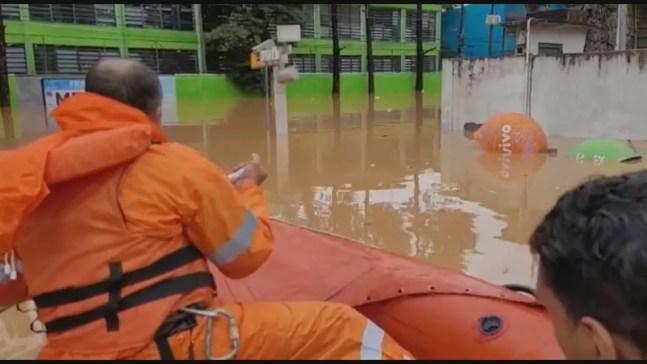 Equipes usam bote para resgate após rios transbordarem e alagarem região central de Franco da Rocha, na Grande SP, neste domingo (30) — Foto: Reprodução/GloboNews