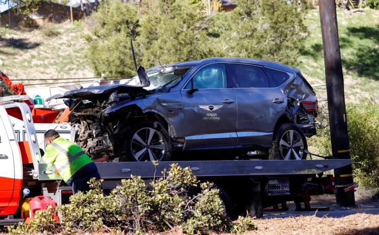 Carro do golfista é rebocado e retirado do local do acidente — Foto: Reuters
