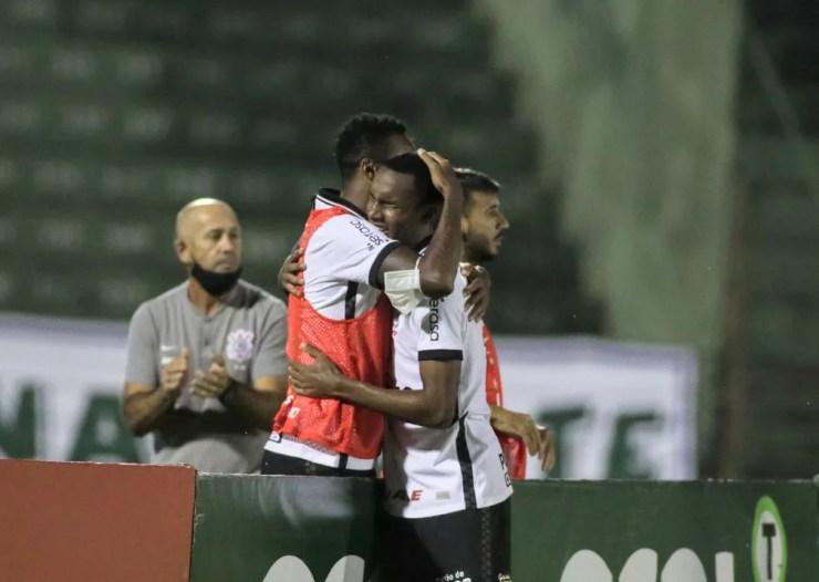 Jô abraça Cauê após gol do Corinthians — Foto: Rodrigo Coca/Agência Corinthians