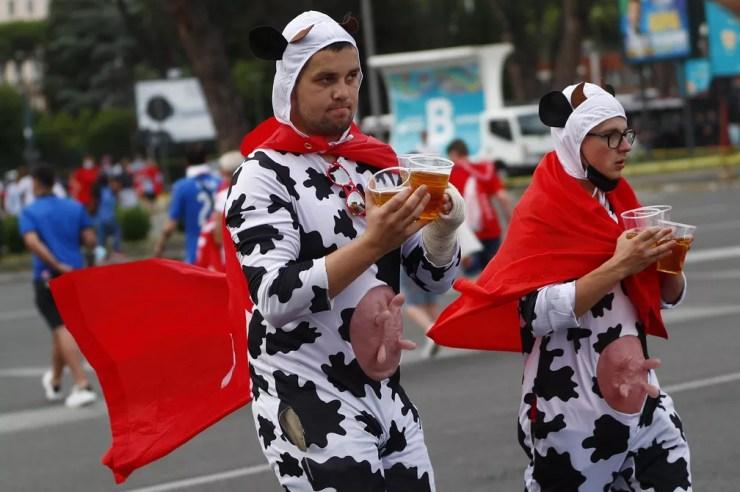 Torcedores da Suíça fantasiados de vaca, jogo entre Itália x Suiça  — Foto: REUTERS/GUGLIELMO MANGIAPANE