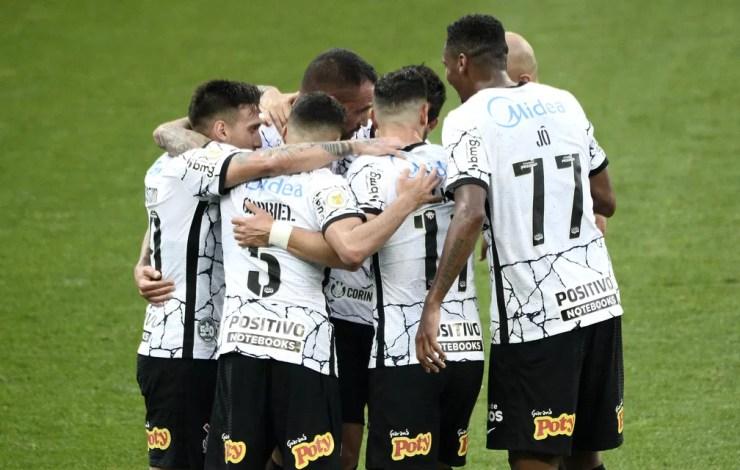 Jogadores do Corinthians comemoram gol de Renato Augusto contra o Ceará — Foto: Marcos Ribolli