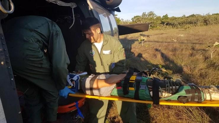 Piloto e copiloto foram resgatados após queda de avião na Serra do Mangaval, em Cáceres — Foto: FAB/Divulgação