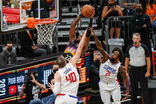 Ayton tenta a cesta contra os Clippers — Foto: Christian Petersen/Getty Images
