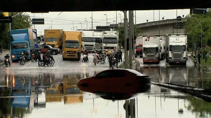 Carro fica ilhado em um dos pontos de alagamento na Marginal Tietê em SP — Foto: Reprodução/TV Globo