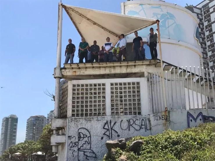 Bolsonaro subiu em um ponto de observação no Posto 4, na Barra da Tijuca — Foto: Fernanda Rouvenat/G1