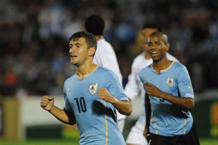 Arrascaeta comemora primeiro gol pelo Uruguai, no Centenário, em 2015 — Foto: AFP