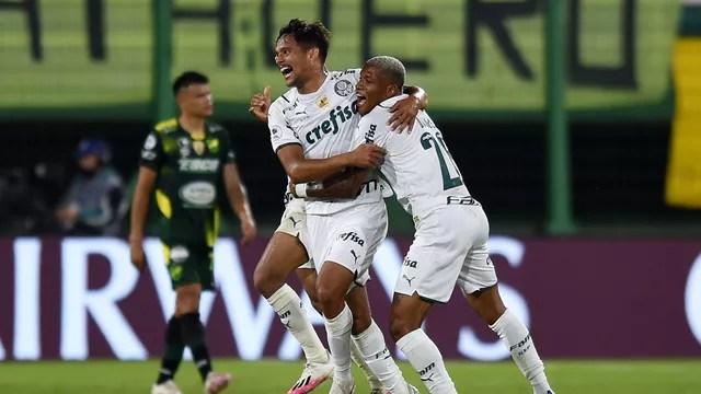 Gustavo Scarpa comemora gol da vitória do Palmeiras sobre o Defensa y Justicia, pela Recopa