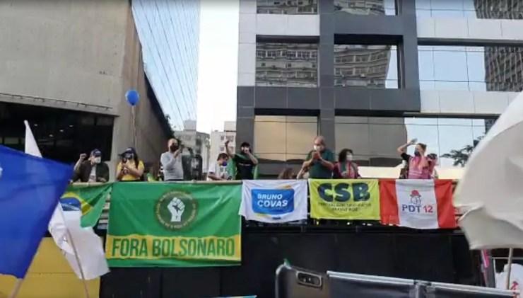 Carro de som com faixas do PSDB, entre outros partidos, em protesto contra o governo Bolsonaro na Avenida Paulista neste sábado (24) — Foto: Marina Pinhoni/G1