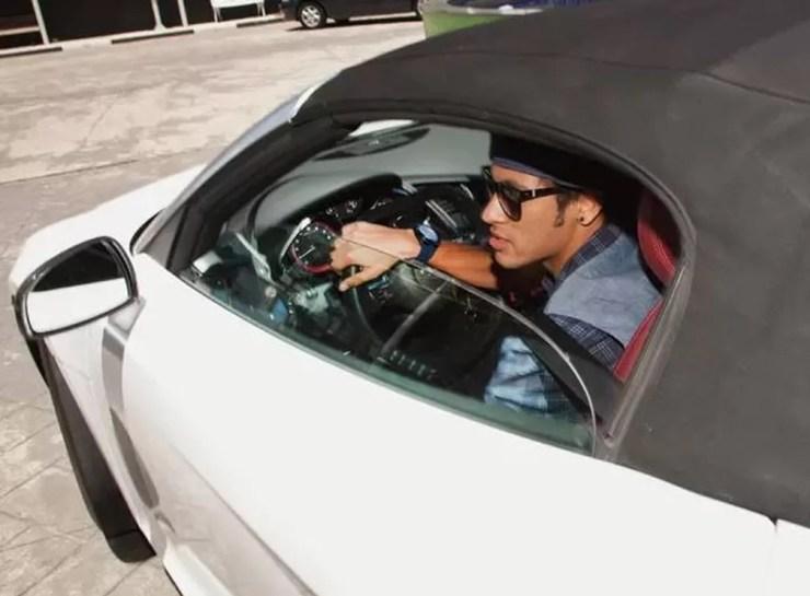 Neymar deixa Salão do Automóvel de 2014 em um Audi R8 — Foto: Divulgação