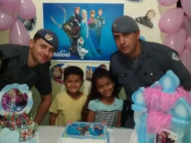Policiais participaram da festa de aniversário da pequena Raphaela Coelho de Arruda (Foto: Divulgação/Polícia Militar)