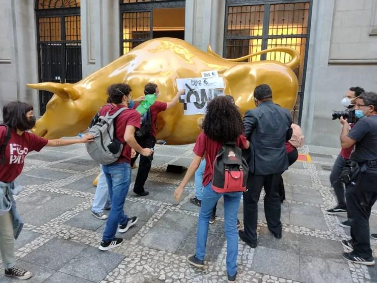 Grupo protesta contra a fome em frente à Bolsa de Valores de SP — Foto: Vivian Reis/g1