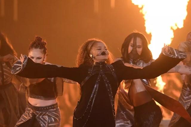 Janet Jackson é homenageada no MTV EMA 2018 e se apresenta durante premiação — Foto: LLUIS GENE / AFP