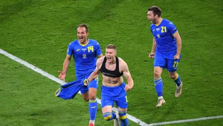 Dovbyk tira a camisa e corre para comemorar o gol da vitória da Ucrânia contra a Suécia