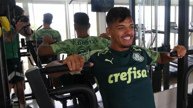 Gabriel Menino participou do trabalho regenerativo do Palmeiras em Recife — Foto: Cesar Greco/Ag. Palmeiras