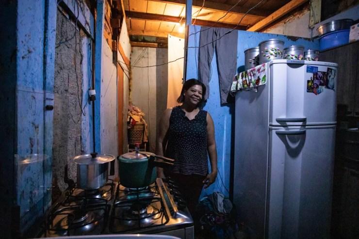 A dona de casa Vera Lúcia Ribeiro, de 42 anos, mora há cerca de 30 anos na Favela do Nove, na Vila Leopoldina. Ela conta que as chuvas levam sujeira e dejetos para dentro de sua casa. — Foto: Fábio Tito/g1