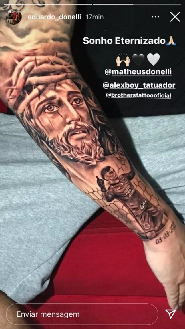 Pai de Matheus Donelli tatuou imagem da estreia do filho — Foto: Reprodução do Instagram