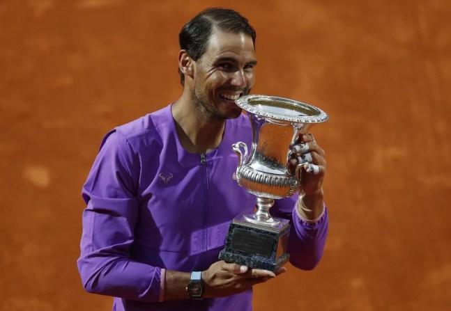 Rafael Nadal morde o troféu do Masters 1000 de Roma, o décimo dele conquistado na capital italiana — Foto:  Reuters/Guglielmo Mangiapane