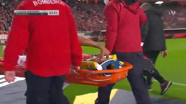 Lucas Veríssimo é levado de maca após lesão no joelho em goleada do Benfica. Jorge Jesus diz que lesão é "gravíssima" — Foto: Reprodução/SportTV Portugal