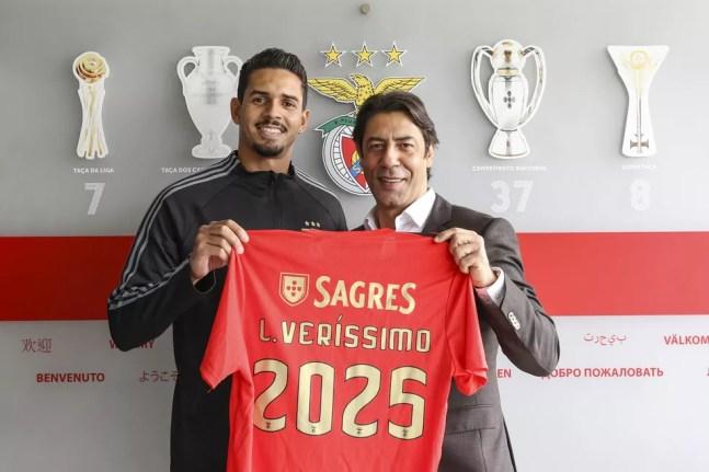 Lucas Veríssimo posa com diretor e ex-jogador Rui Costa. Ex-Santos assinou até 2025 com o Benfica — Foto: Tânia Paulo/SL Benfica