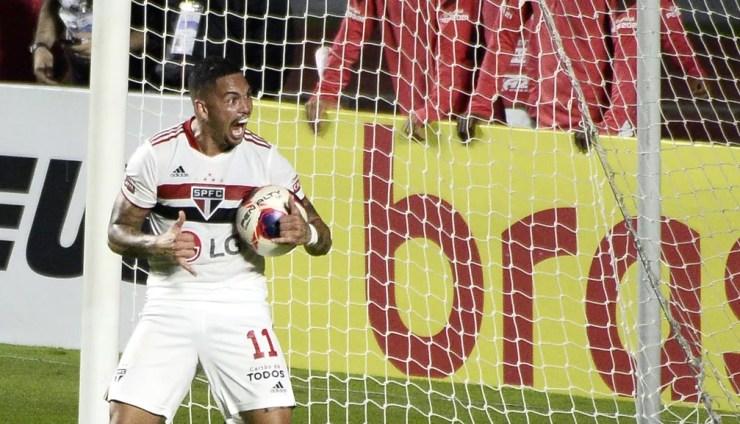 Luciano comemora depois de anotar o segundo gol do São Paulo — Foto: Marcos Ribolli