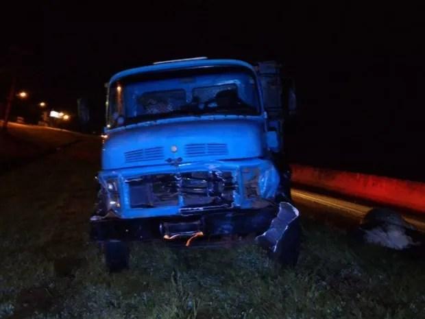 Apesar da batida, caminhoneiro não se feriu (Foto: Divulgação/Polícia Rodoviária Estadual)