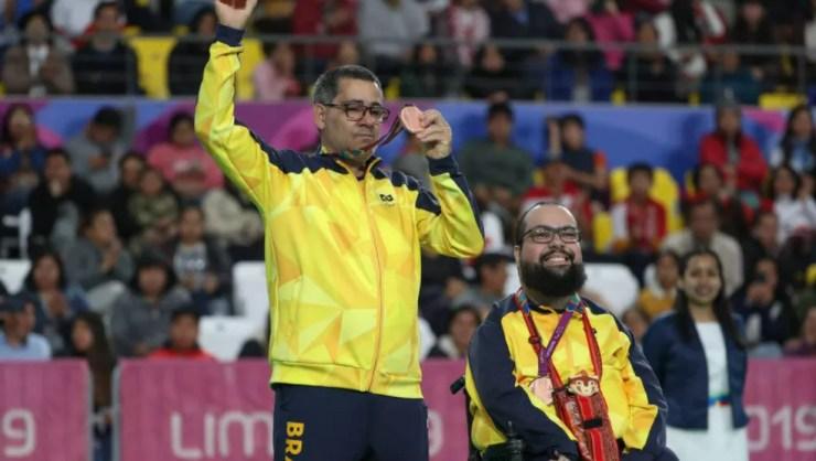 Mateus e Oscar com a medalha de bronze no Parapan de Lima 2019 — Foto: Daniel Zappe/CPB/Exemplus