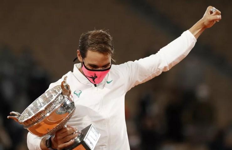 Rafael Nadal vibra com o título em Roland Garros em 2020 — Foto: REUTERS/Christian Hartmann