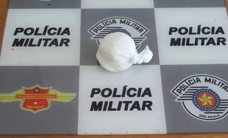 Cocaína estava embalada em saco plástico, segundo polícia (Foto: Divulgação/Polícia Rodoviária Estadual)