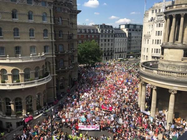 Marcha feminina de 'Stop Trump' passa por ruas de Londres nesta sexta-feira (13)  (Foto: Jeff Schaeffer/AP)