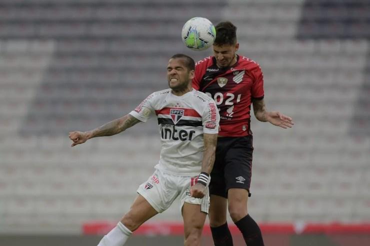 Daniel Alves disputa bola com Pedro Henrique em Athletico x São Paulo — Foto: Reinaldo Reginato / Estadão Conteúdo
