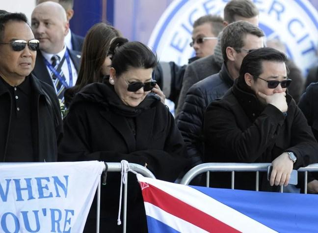 Aiyawatt Srivaddhanaprabha, filho de Vichai Srivaddhanaprabha, e sua mãe Aimon, prestam homenagem aos mortos no acidente de helicóptero. — Foto: Rui Vieira/Associated Press
