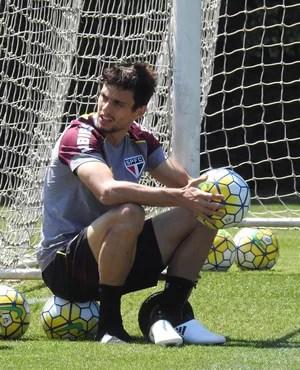 Rodrigo Caio em treino no CT do São Paulo (Foto: Marcelo Hazan)