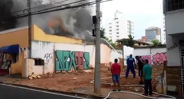 Moradores da região tentam apagar as chamas (Foto: Arquivo Pessoal)