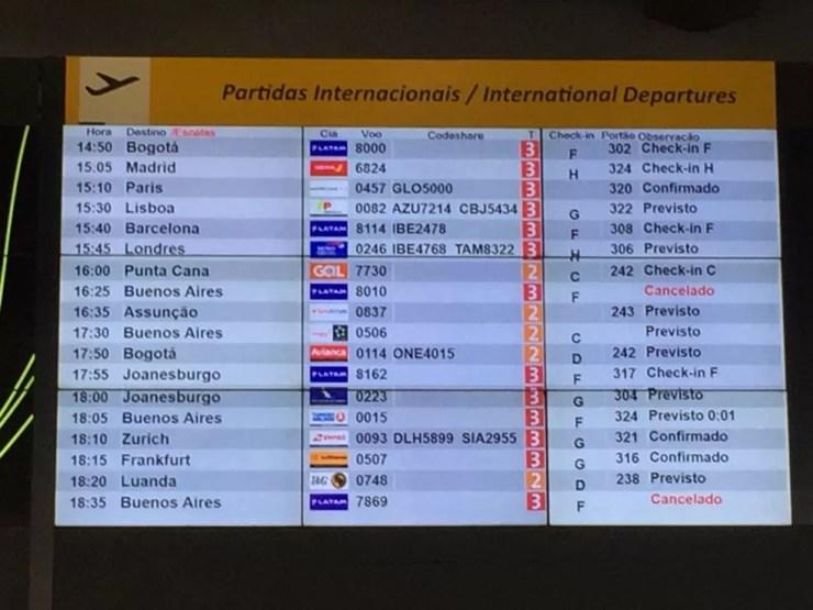 Painel mostra voos para Buenos Aires cancelados no aeroporto de Guarulhos (Foto: Abraão Cruz/TV Globo )
