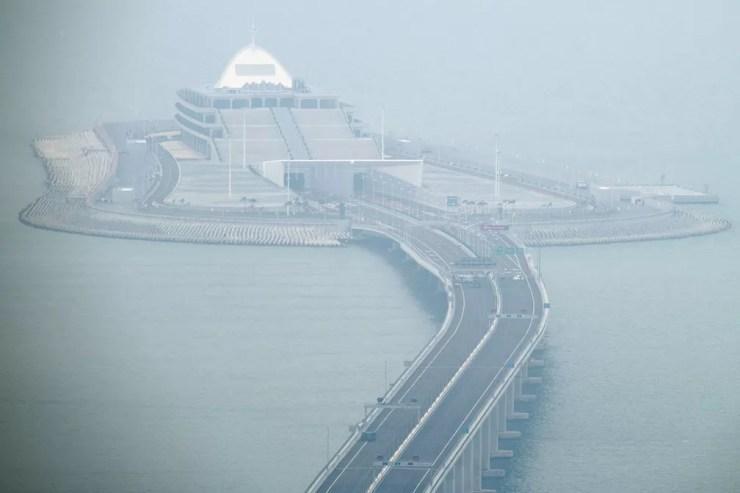 Ponte Hong Kong-Zhuhai-Macau em frente à Ilha Artificial Oriental em Hong Kong  — Foto: Anthony Wallace / AFP