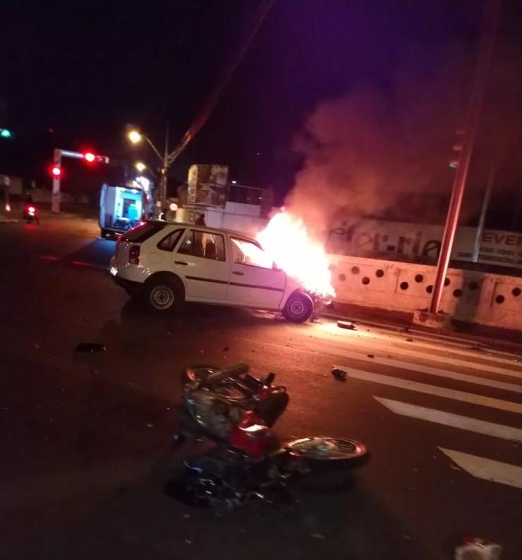 Carro fica destruído após se envolver em acidente e pegar fogo em São José do Rio Preto (SP) (Foto: Arquivo pessoal)