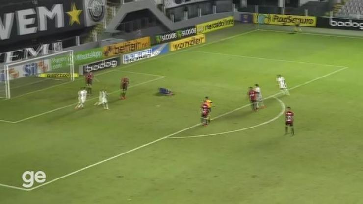 Aos 47 min do 2º tempo - finalização certa de Carlos Sánchez do Santos contra o Athletico-PR