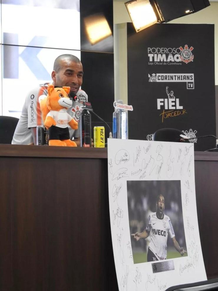 Emerson Sheik recebeu quadro como homenagem do Corinthians — Foto: Bruno Cassucci