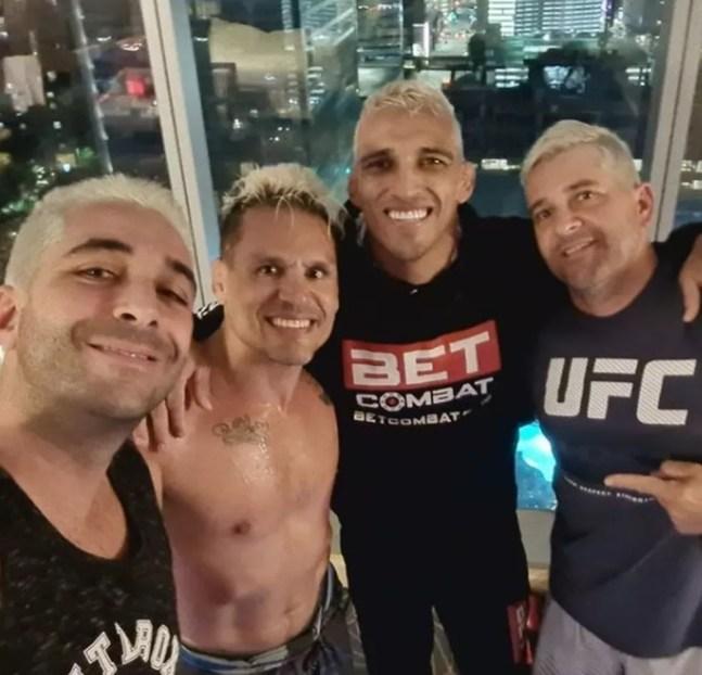 Equipe de Charles do Bronx com o cabelo pintado de louro — Foto: Reprodução / Instagram