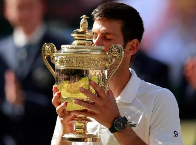 Novak Djokovic comemora o título de Wimbledon 2018 — Foto: REUTERS/Andrew Couldridge