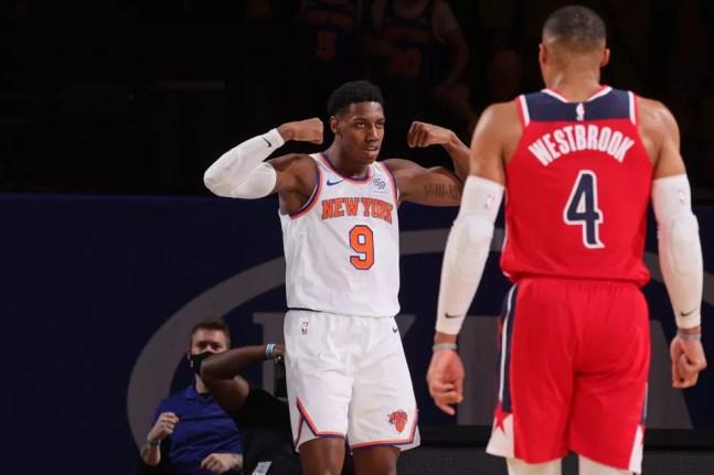 RJ Barrett vibra observado por Westbrook — Foto: Nathaniel S. Butler/NBAE 