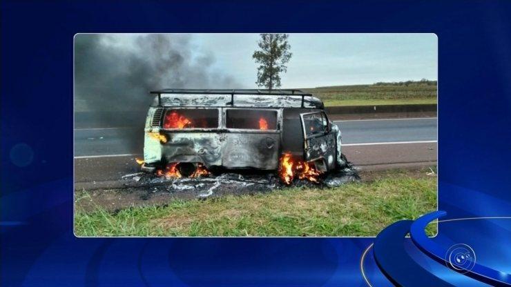 Ocupantes sofrem queimaduras após veículo pegar fogo em movimento na rodovia