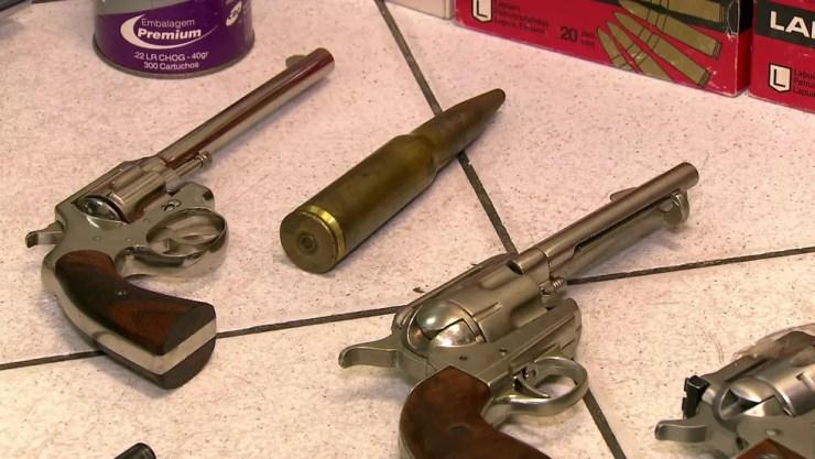 Polícia encontrou revólveres e munição de grosso calibre na casa do colecionador — Foto: TV Globo/Reprodução
