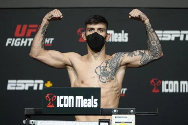 Matheus Nicolau pesagem UFC Dern x Rodriguez — Foto: Getty Images