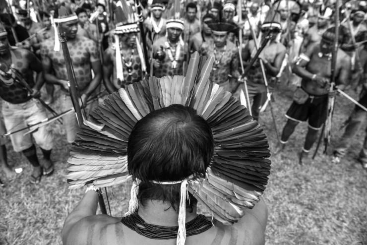 Cacique indígena conversa com membros da aldeia — Foto: Mobilização Nacional Indígena/Divulgação