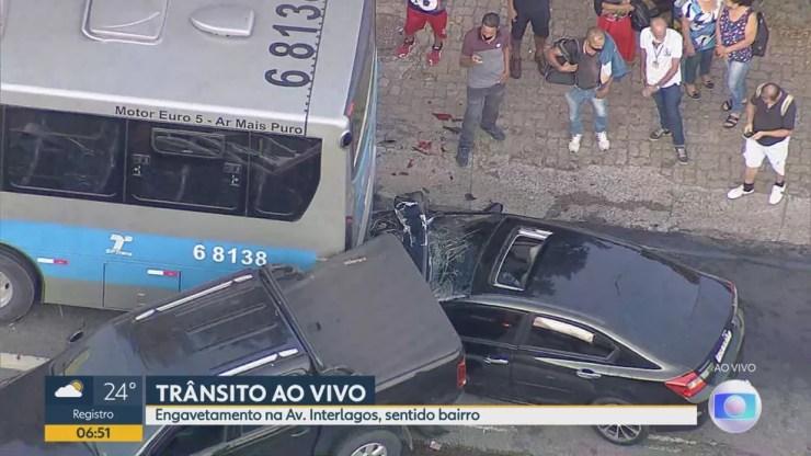 Engavetamento entre ônibus, carros e moto deixa uma pessoa ferida na Zona Sul de São Paulo — Foto: Reprodução/TV Globo