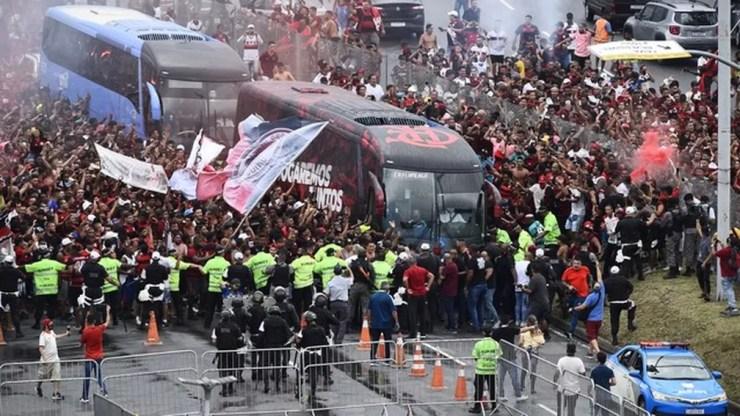 Ônibus do Flamengo na chegada ao Maracanã — Foto: André Durão/GE